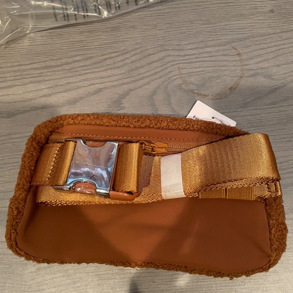 Fleece Belt-Bag Silver Hardware 1L NWOT - Picture 4 of 7